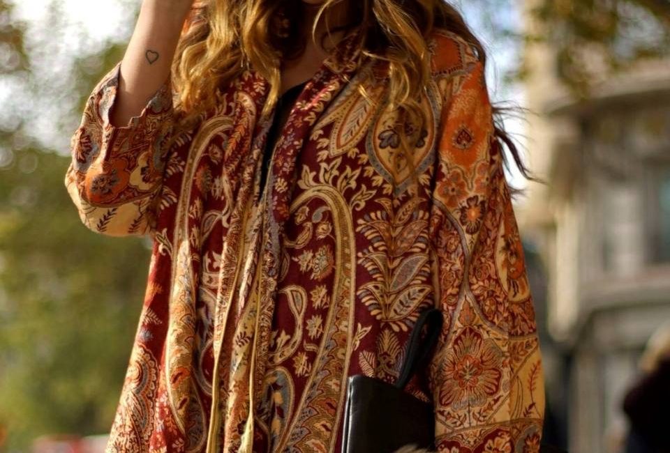 Luźne sukienki maxi, frędzle i naturalne tkaniny tworzą bezpretensjonalny, artystyczny look