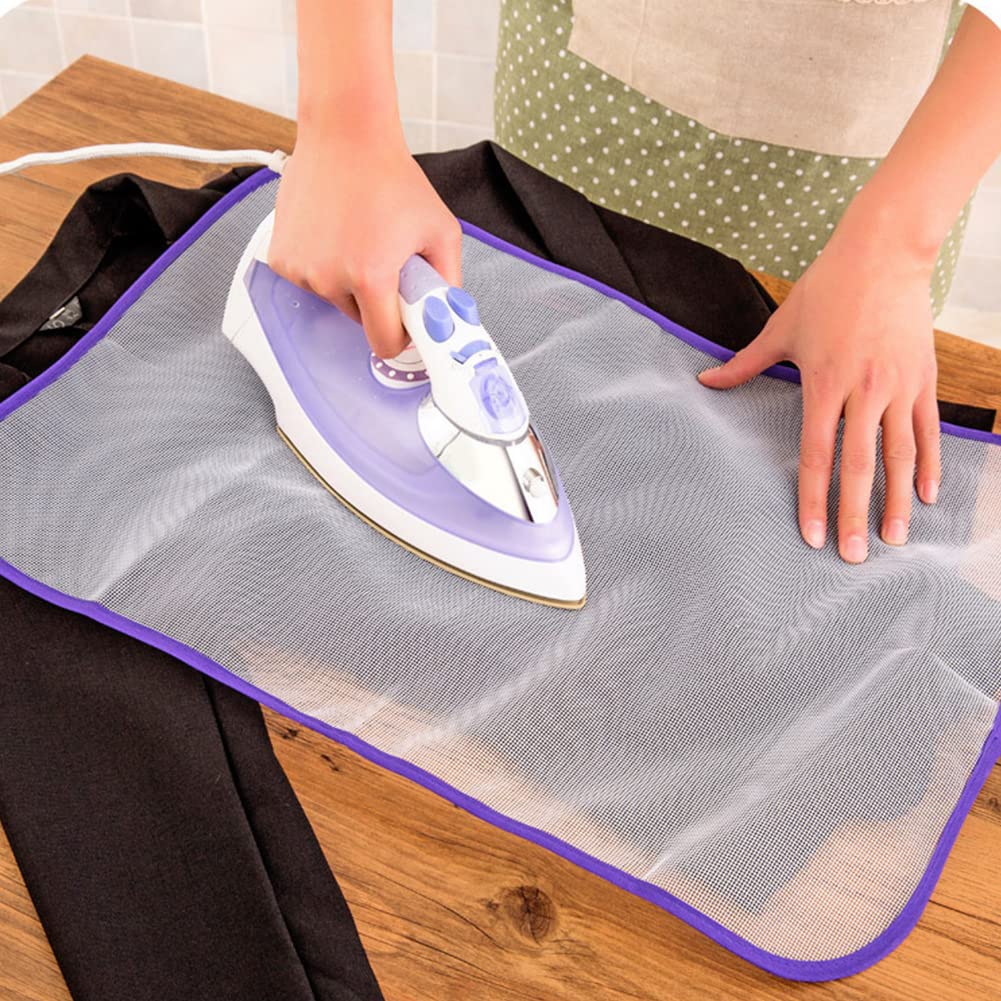 suszenie wyprasowanej jedwabnej sukienki na płaskiej powierzchni bez wieszaka
