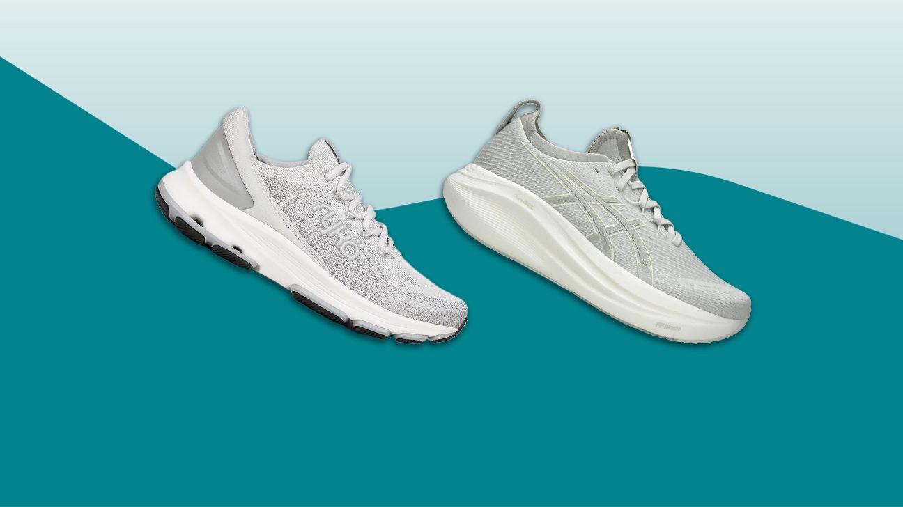 czerwone buty The North Face Hedgehog na śnieżnym szlaku z kijkami