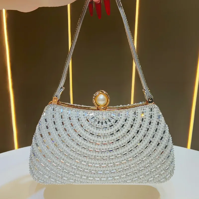 Torebka przy gościu w czasie uroczystości Kobieta trzyma kopertówkę w czasie przyjęcia w eleganckiej sali