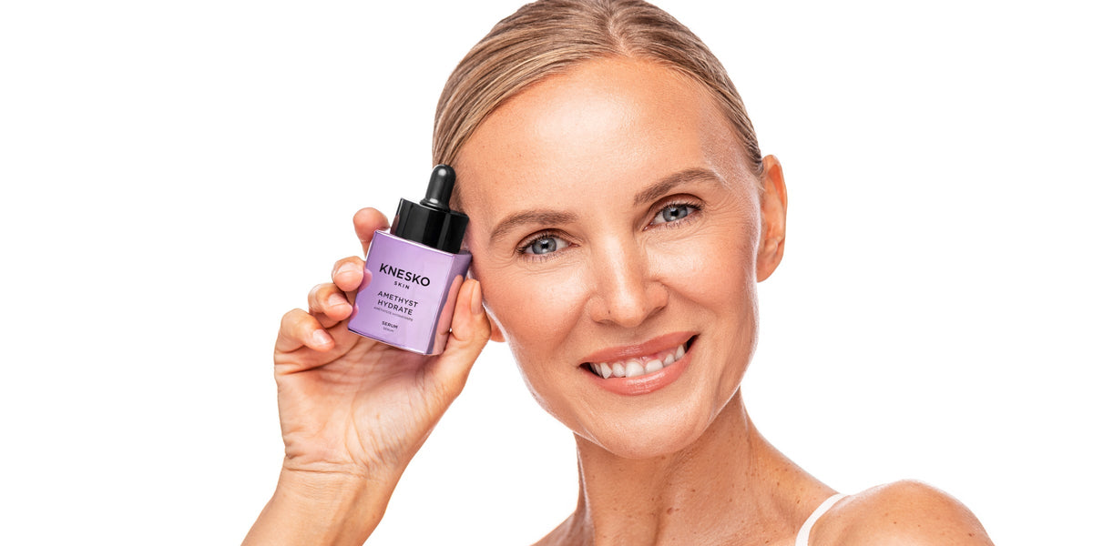 Poranny zabieg dla wypoczętego spojrzenia Kolagenowe płatki ułożone pod oczami w czasie porannej pielęgnacji