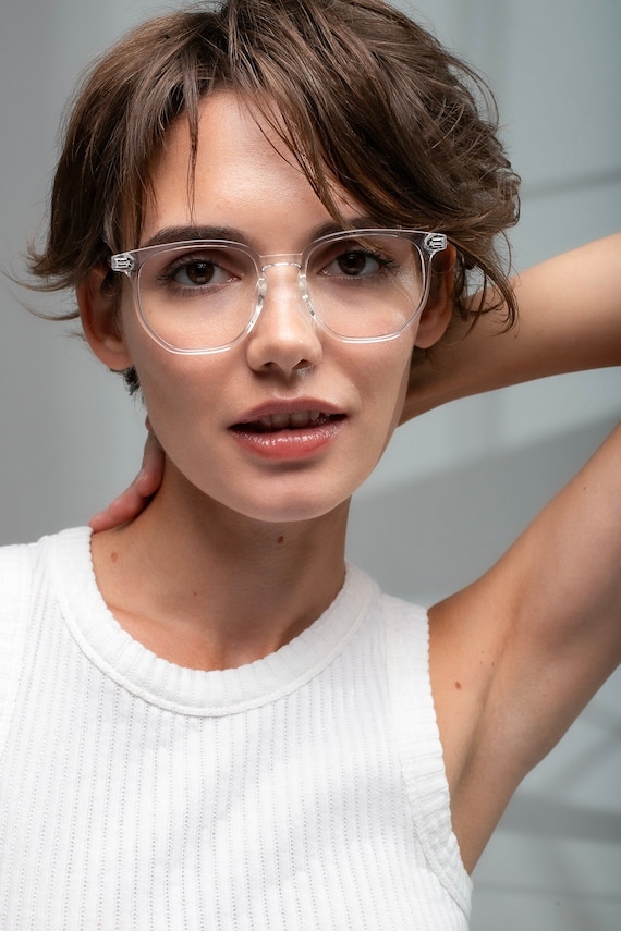 Delikatna konstrukcja w klasycznym szyku Lekkie metalowe okulary retro harmonizują z linią brwi i twarzy