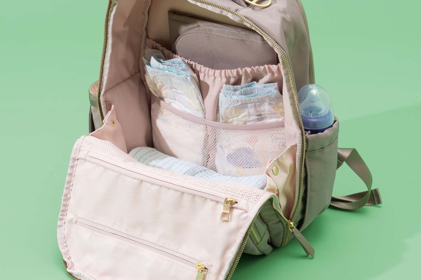 Mama spaceruje z dzieckiem, niosąc praktyczną torbę na ramię